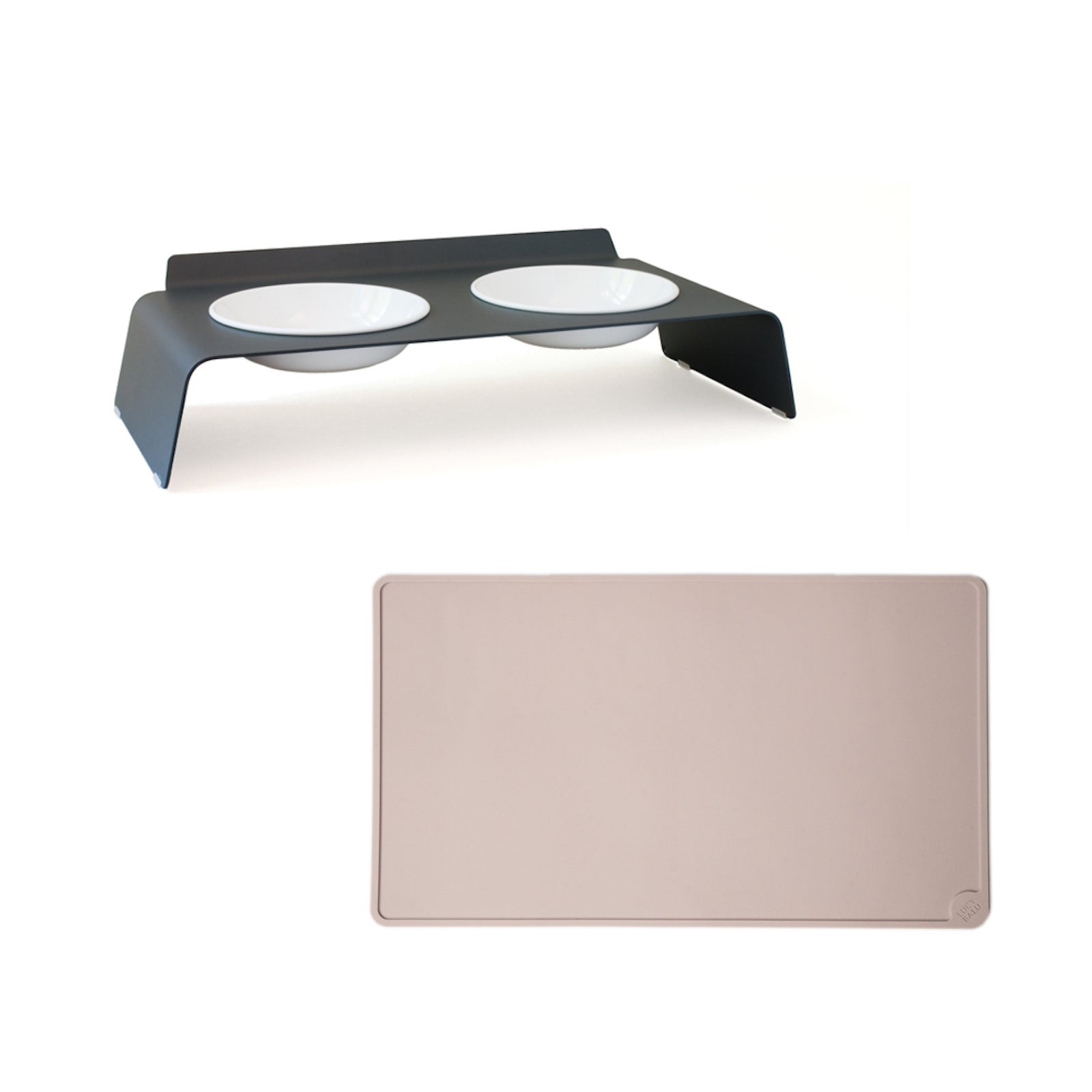 DINE Napfständer Anthrazit mit zwei Porzellannäpfen und SQUARE Napfunterlage Taupe, freigestellt