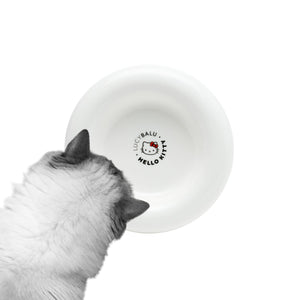 Bol pour chat DROP en blanc, édition Hello Kitty – fond avec logo LucyBalu x Hello Kitty.