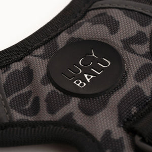 Pettorina per gatti EXPLORER stampa leopardo, primo piano del logo LucyBalu