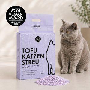 Katze mit nachhaltigem TOFU Katzenstreu in der Variante Lavendelduft, ausgezeichnet mit dem PETA Award 2026