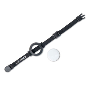 Collare per gatti DORI nero con porta AirTag e Apple AirTag, foto in studio