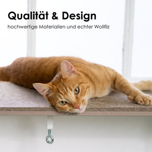VIEW Fensterbankliege – hochwertige Wollfilzauflage, orangefarbene Katze liegt entspannt am Fenster.