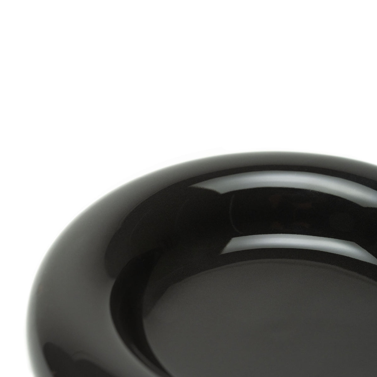 Gamelle pour chat DROP en noir brillant – vue détaillée de la surface en porcelaine brillante.