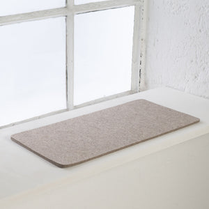 Sandfarbene FELTY Fensterbrettauflage aus Wollfilz auf heller Fensterbank