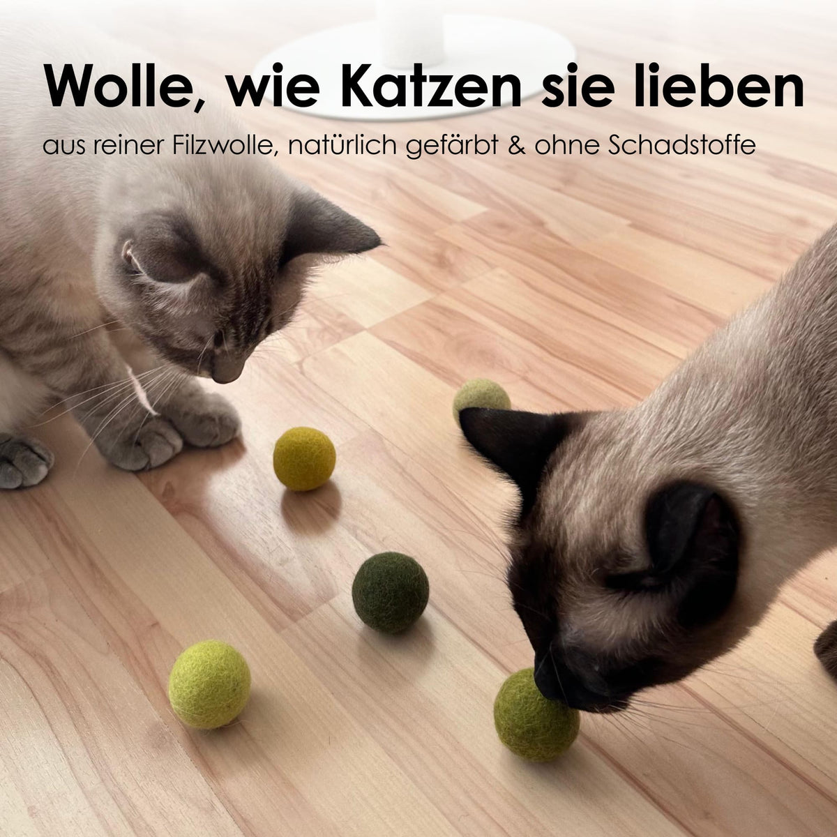 Des chats avec les balles en feutre MATCHA MIX – de la laine comme les chats l'aiment
