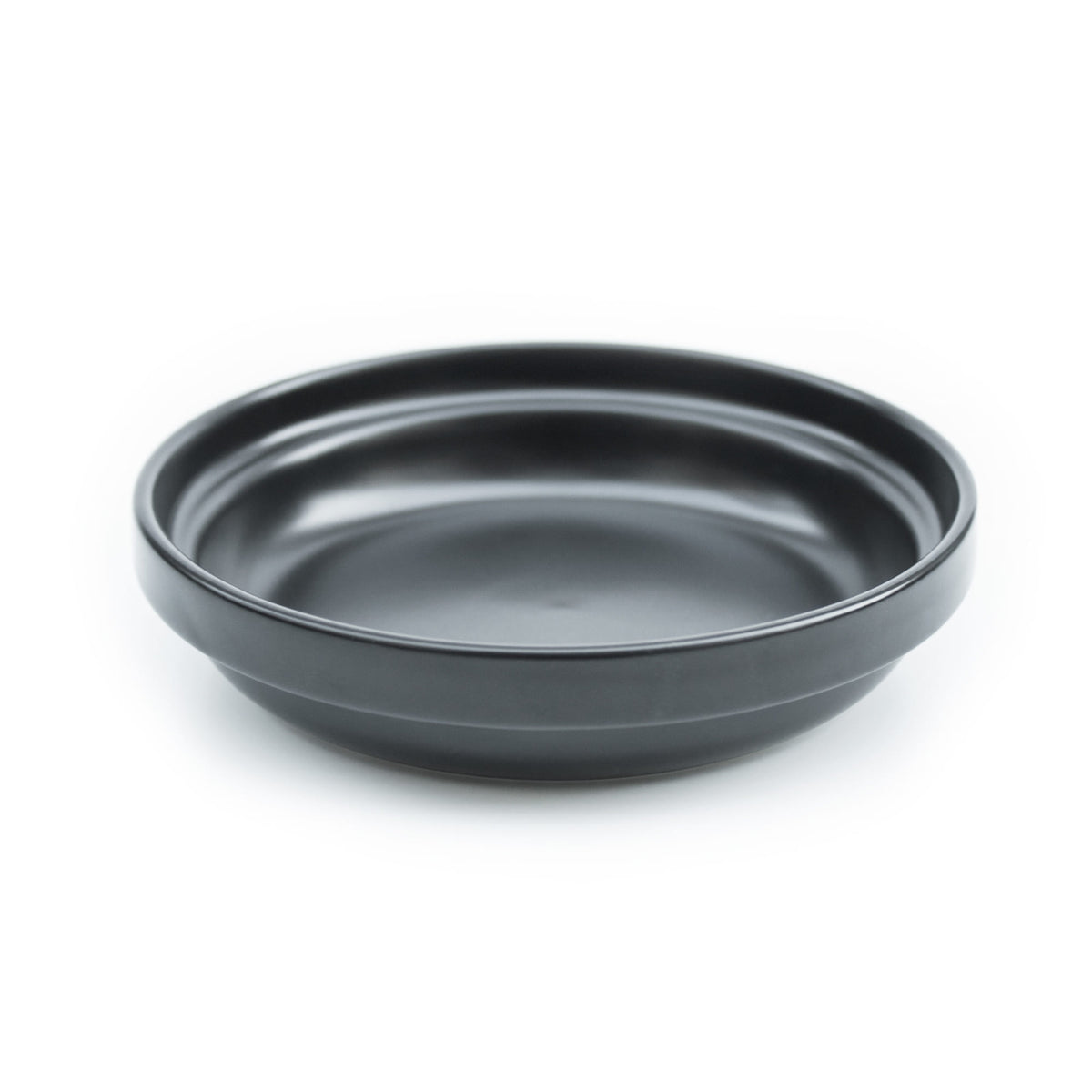 Bol en porcelaine BOWL en noir – vue latérale du bol plat.