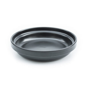 Bol en porcelaine BOWL en noir – vue latérale du bol plat.
