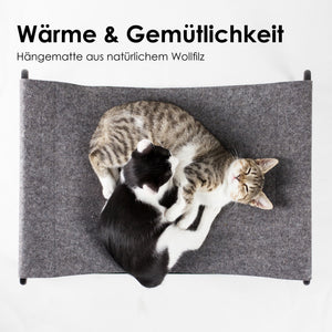 Zwei Katzen kuscheln auf der grauen FLOAT Hängematte aus Wollfilz von oben fotografiert