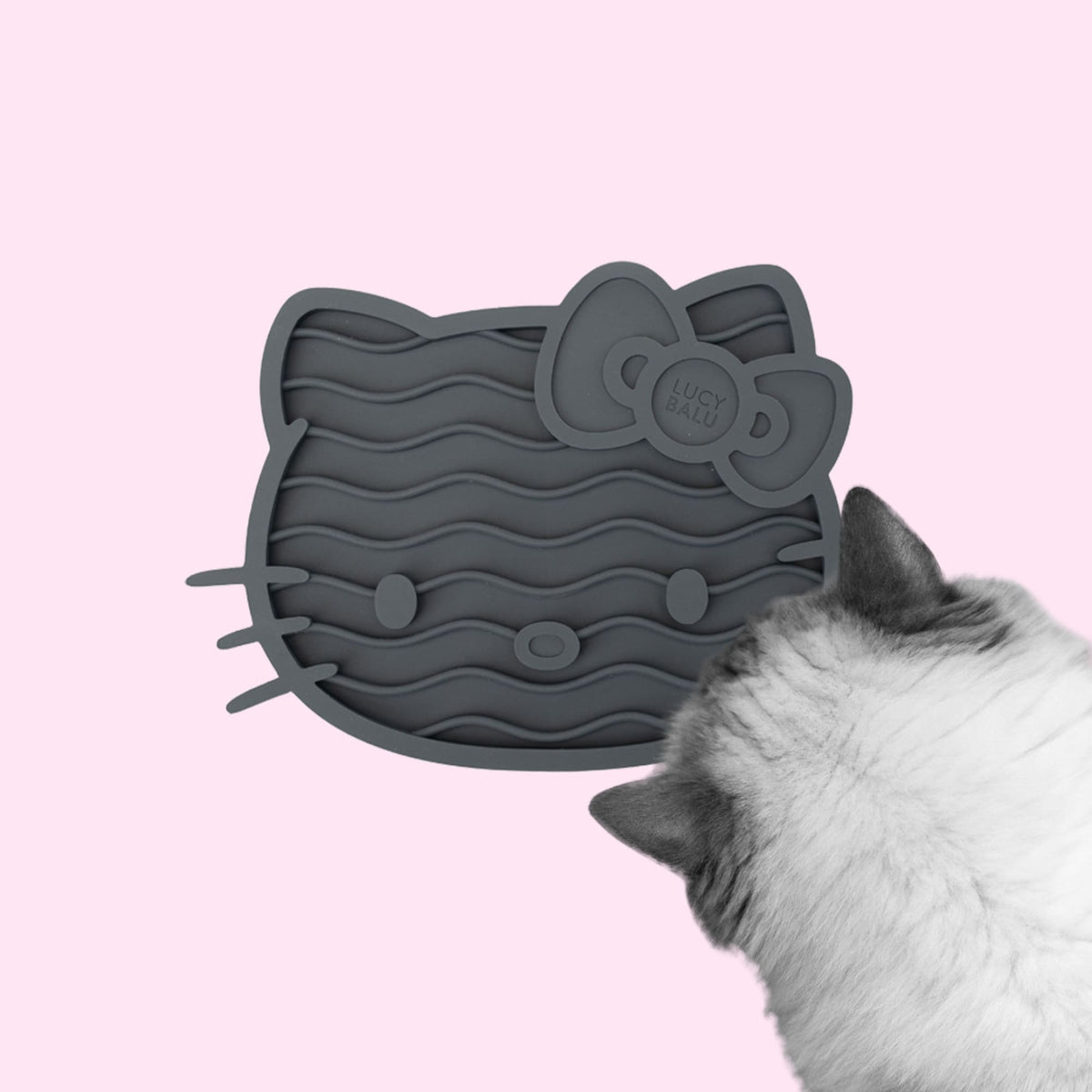 Katze leckt an ZENCAT Schleckmatte - Hello Kitty Edition in Anthrazit