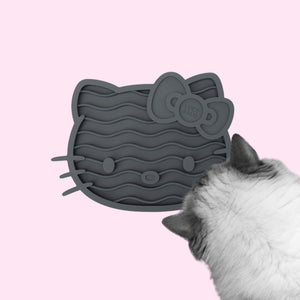 Katze leckt an ZENCAT Schleckmatte - Hello Kitty Edition in Anthrazit
