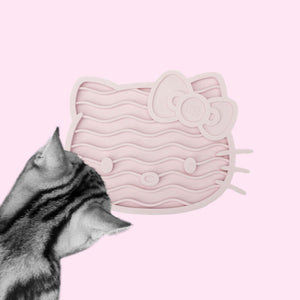 Katze leckt an ZENCAT Schleckmatte - Hello Kitty Edition in Rosé