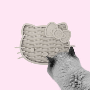 Katze leckt an ZENCAT Schleckmatte - Hello Kitty Edition in Taupe