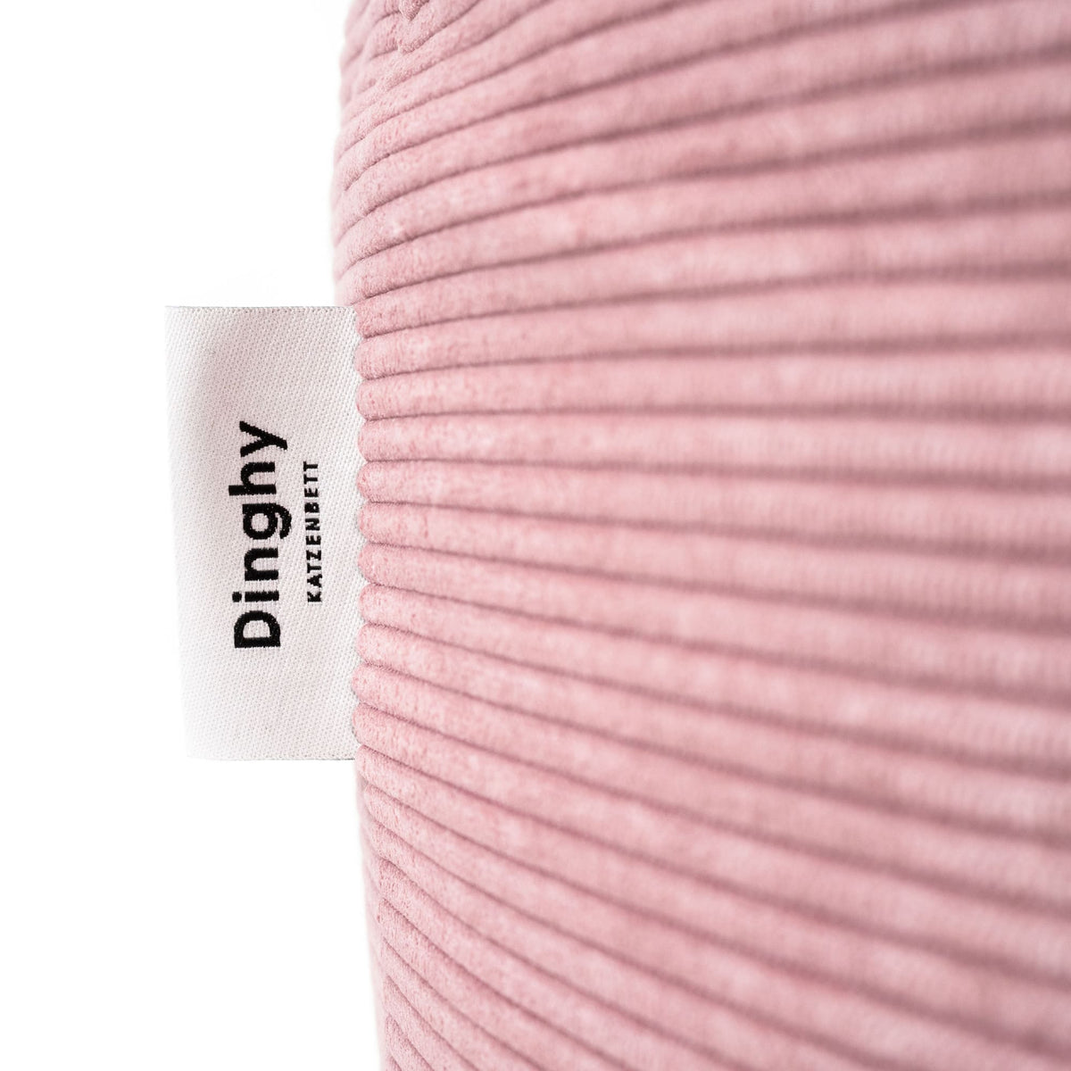 Nahaufnahme des DINGHY Hello Kitty Labels am rosa Cordbezug des Katzenbetts