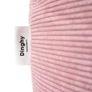 Nahaufnahme des DINGHY Hello Kitty Labels am rosa Cordbezug des Katzenbetts