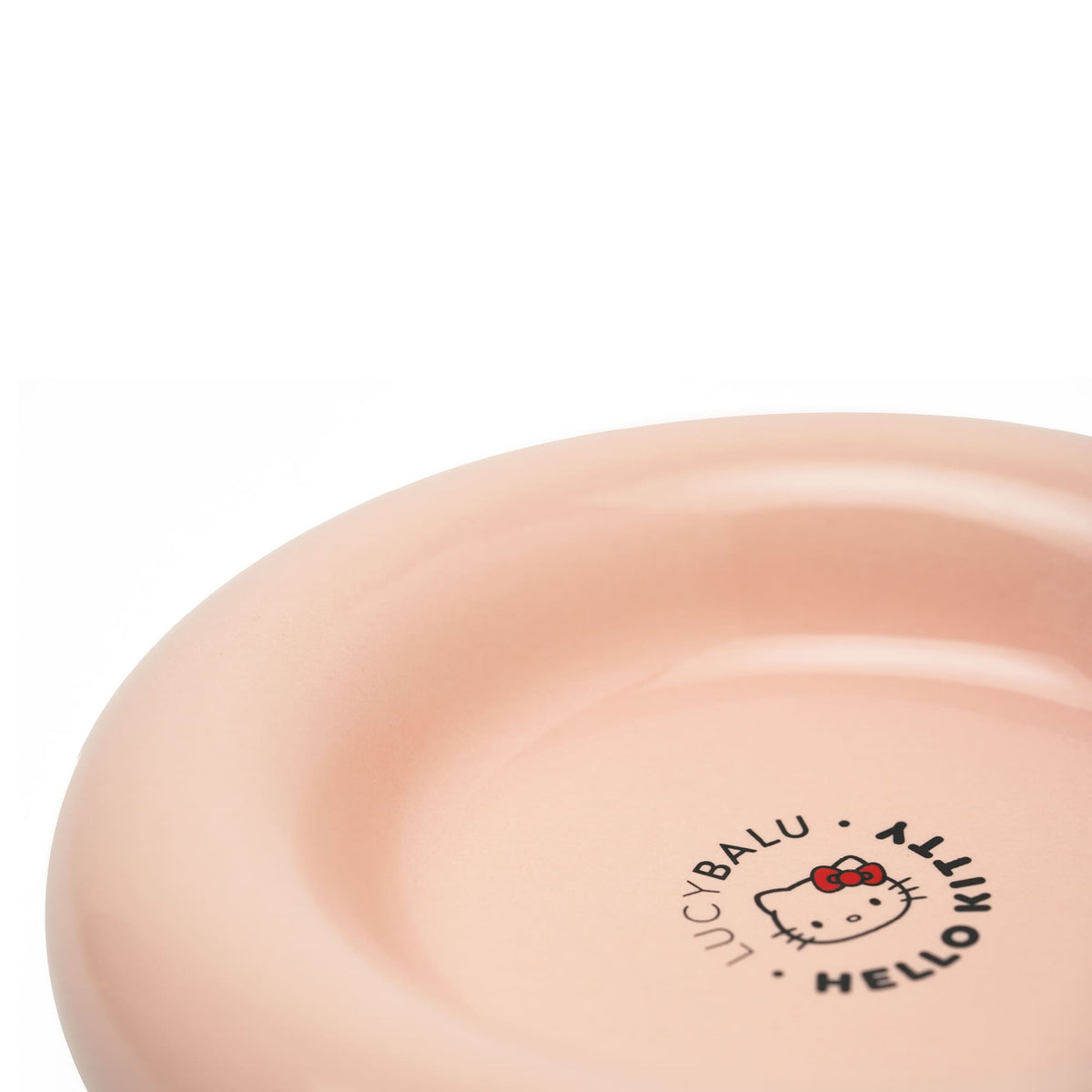Nahaufnahme des rosé DROP Katzennapfs - Hello Kitty Edition mit Logo-Prägung im Napfboden