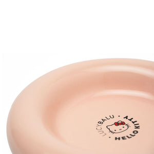 Nahaufnahme des rosé DROP Katzennapfs - Hello Kitty Edition mit Logo-Prägung im Napfboden