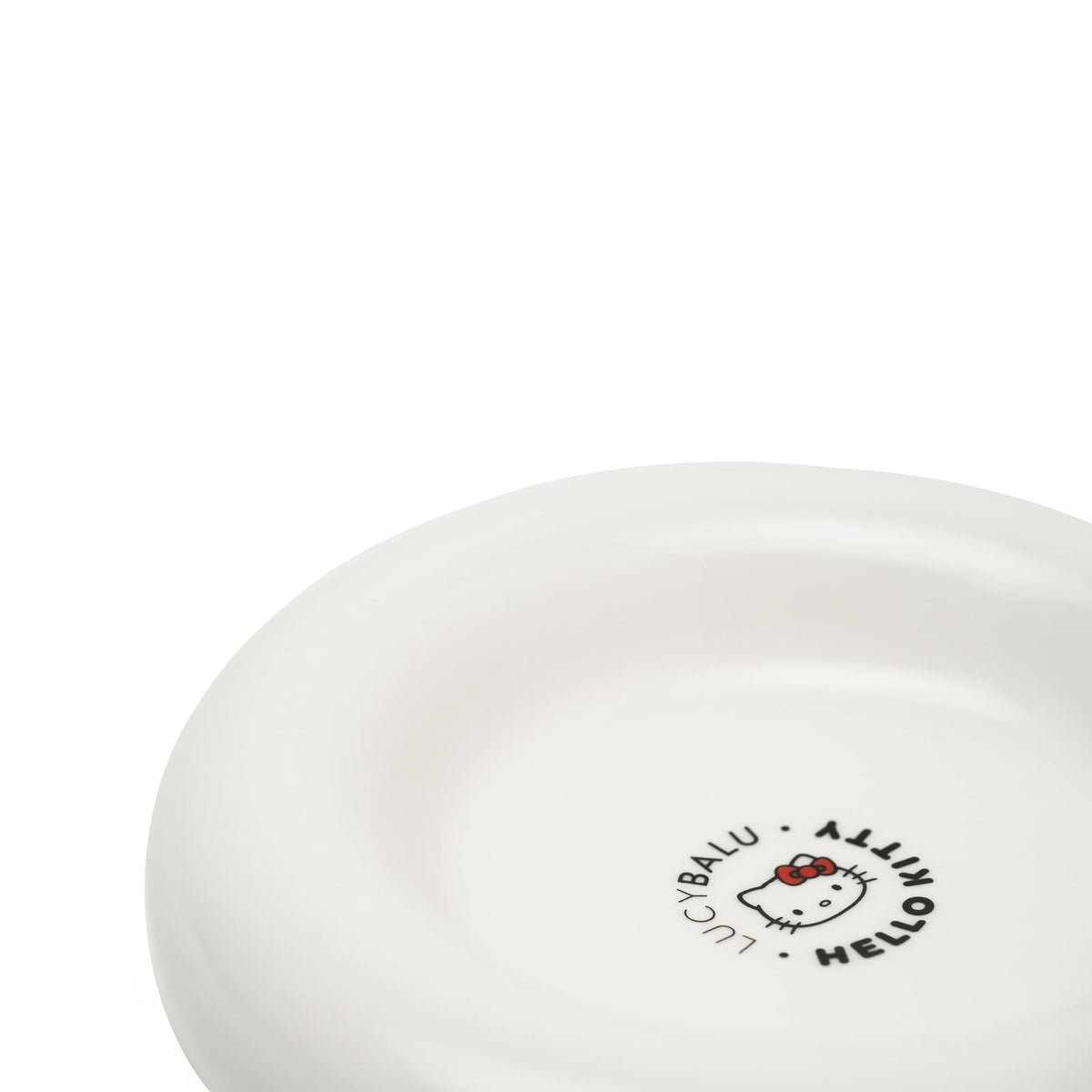 Nahaufnahme des weißen DROP Katzennapfs - Hello Kitty Edition mit Logo-Prägung im Napfboden
