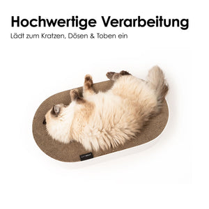 Lit à griffer SCRATCHBED en blanc : une finition de qualité invite à griffer, somnoler et jouer, un chat Ragdoll allongé détendu sur le dos