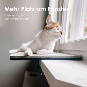 VIEW Fensterbankliege in Anthrazit – Katze beobachtet aus dem Fenster, mehr Platz auf der Fensterbank.