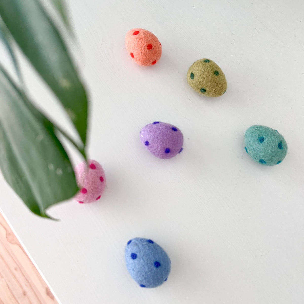 RAINBOW EGGS Katzenbälle in bunten Farben mit Punktmuster