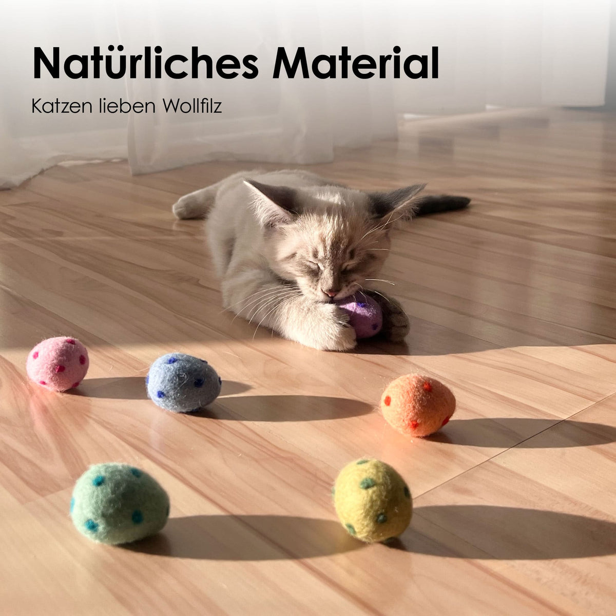 Katze spielt mit RAINBOW EGGS Katzenbällen – natürliches Material aus Wollfilz