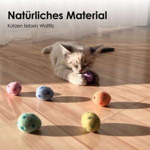 Katze spielt mit RAINBOW EGGS Katzenbällen – natürliches Material aus Wollfilz