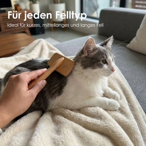 FURRY Slickerbürste: Für jeden Felltyp geeignet, graue-weiße Katze wird gebürstet