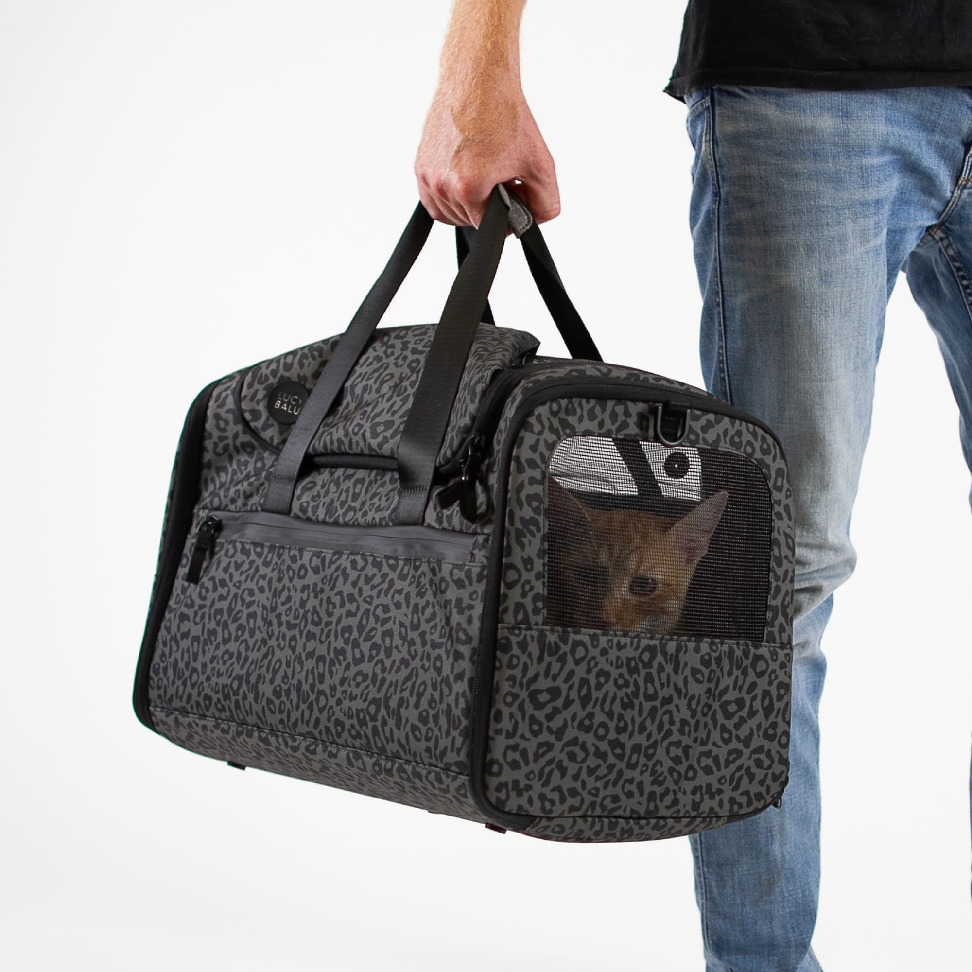 Borsa da trasporto CHECK-IN stampa leopardo, cucciolo che guarda dalla finestrella in rete, mentre viene portata