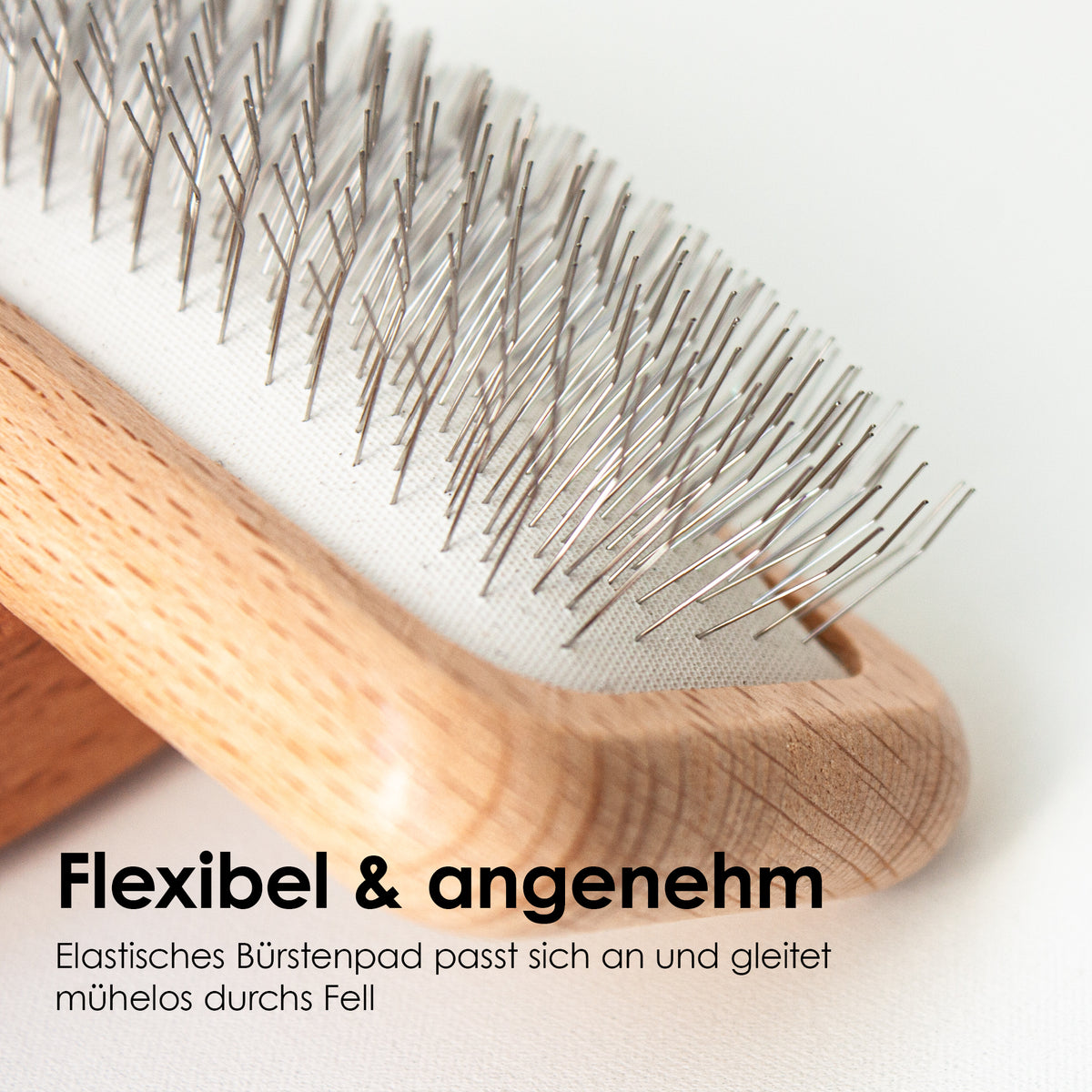 FURRY Slickerbürste: Flexibel und angenehm, Nahaufnahme der elastischen Bürstenpins