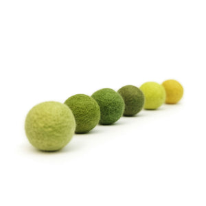 Balles en feutre MATCHA MIX en dégradé de couleurs du vert au jaune