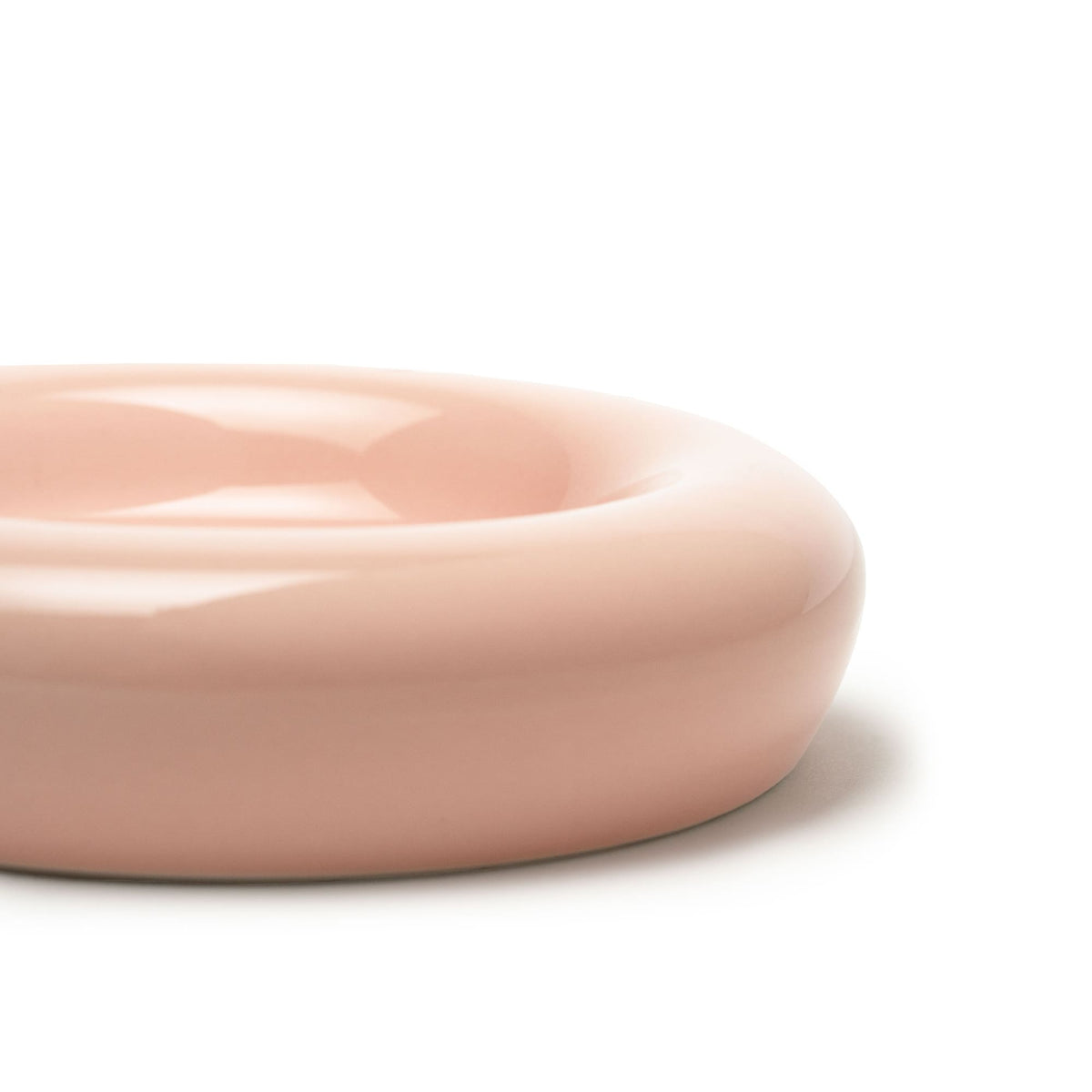 Nahaufnahme des organisch geformten DROP Katzennapfs - Hello Kitty Edition in Rosé