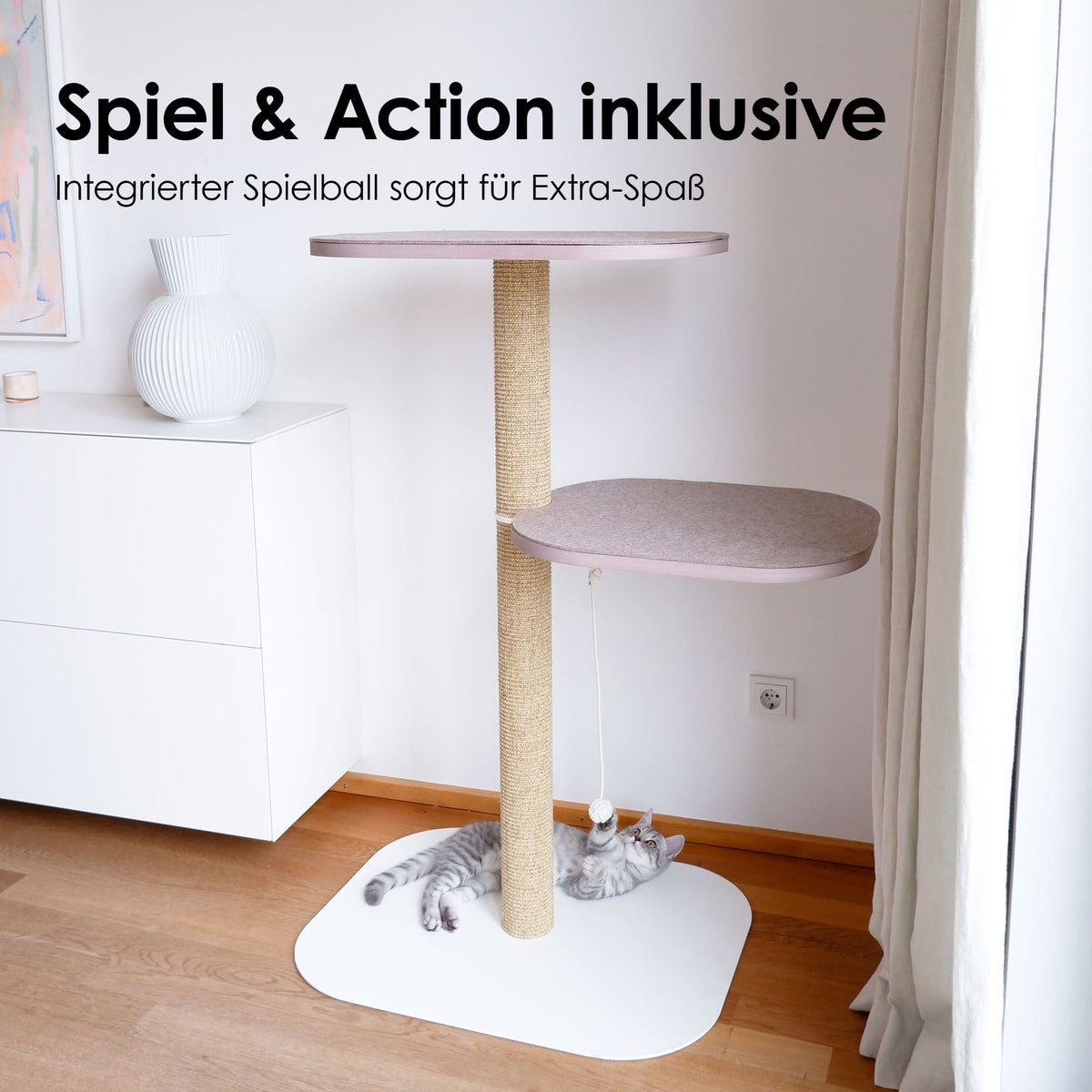 Katzen spielen mit dem integrierten Spielball am PEAK Kratzbaum – Spiel und Kratzspaß inklusive.
