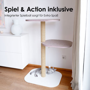 Katzen spielen mit dem integrierten Spielball am PEAK Kratzbaum – Spiel und Kratzspaß inklusive.