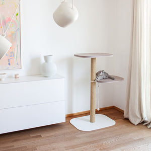 PEAK Kratzbaum in Weiß mit Sisalstamm und Filz-Liegeflächen – minimalistische Katzenmöbel im Wohnzimmer.