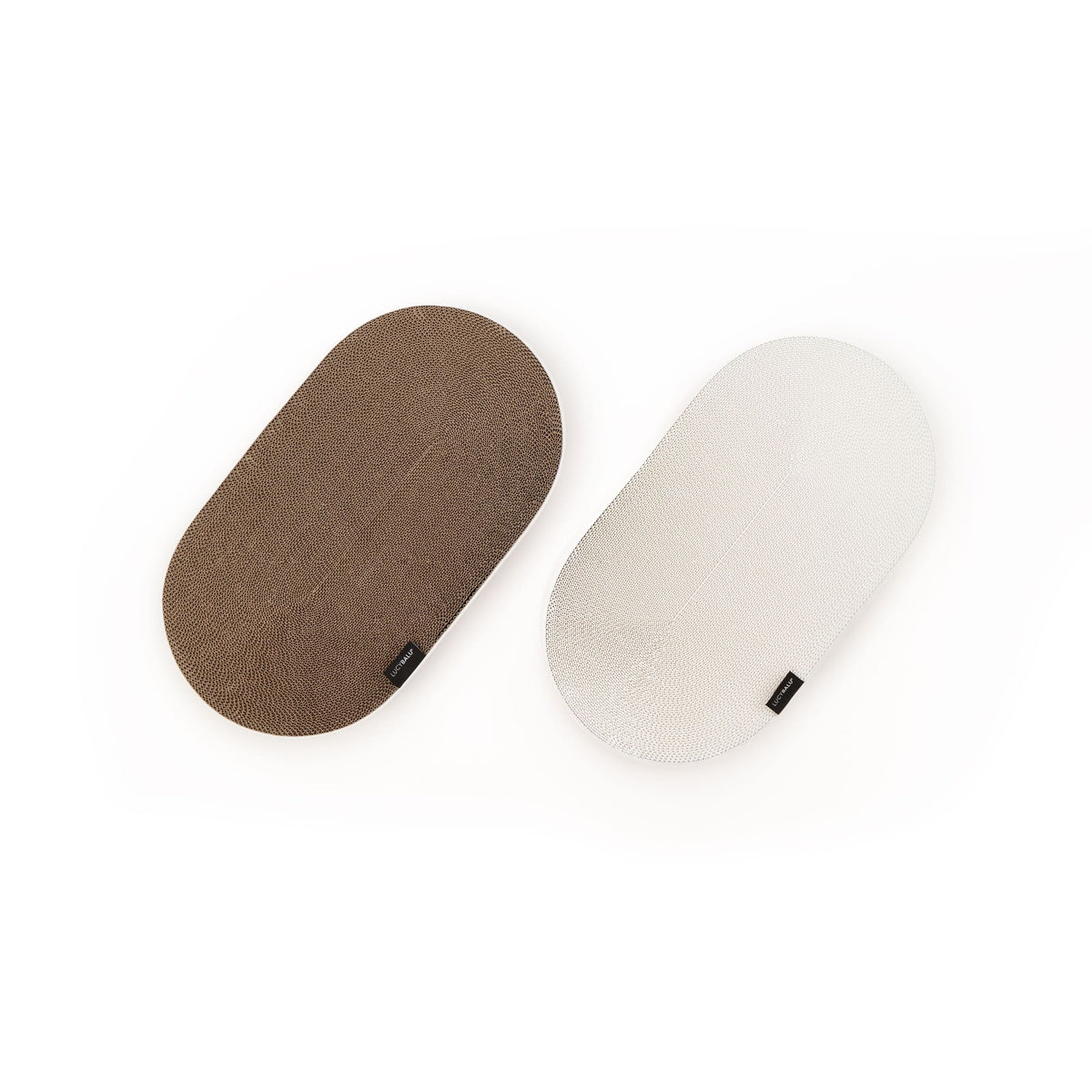 Lit à griffer SCRATCHBED en naturel et blanc, comparaison directe de la surface en carton ondulé
