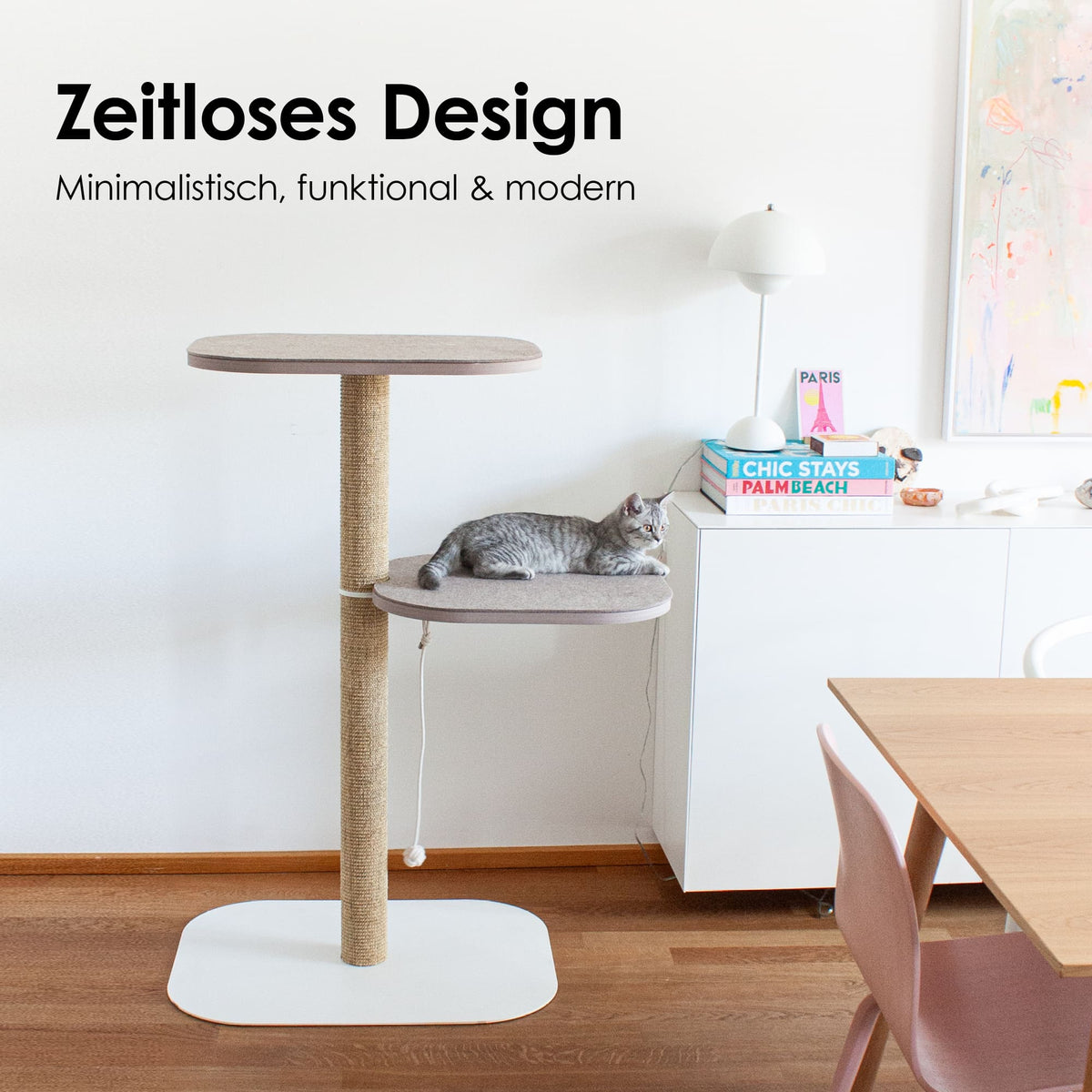 PEAK Kratzbaum – zeitloses, minimalistisches Design mit Katze auf der Liegefläche im Wohnzimmer.