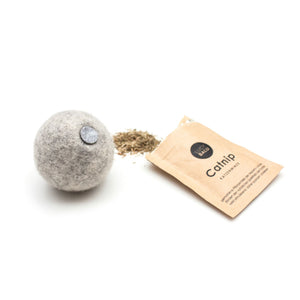 Balle en feutre MINT BALL grise avec herbe à chat et sachet d'herbe à chat LucyBalu, détourée