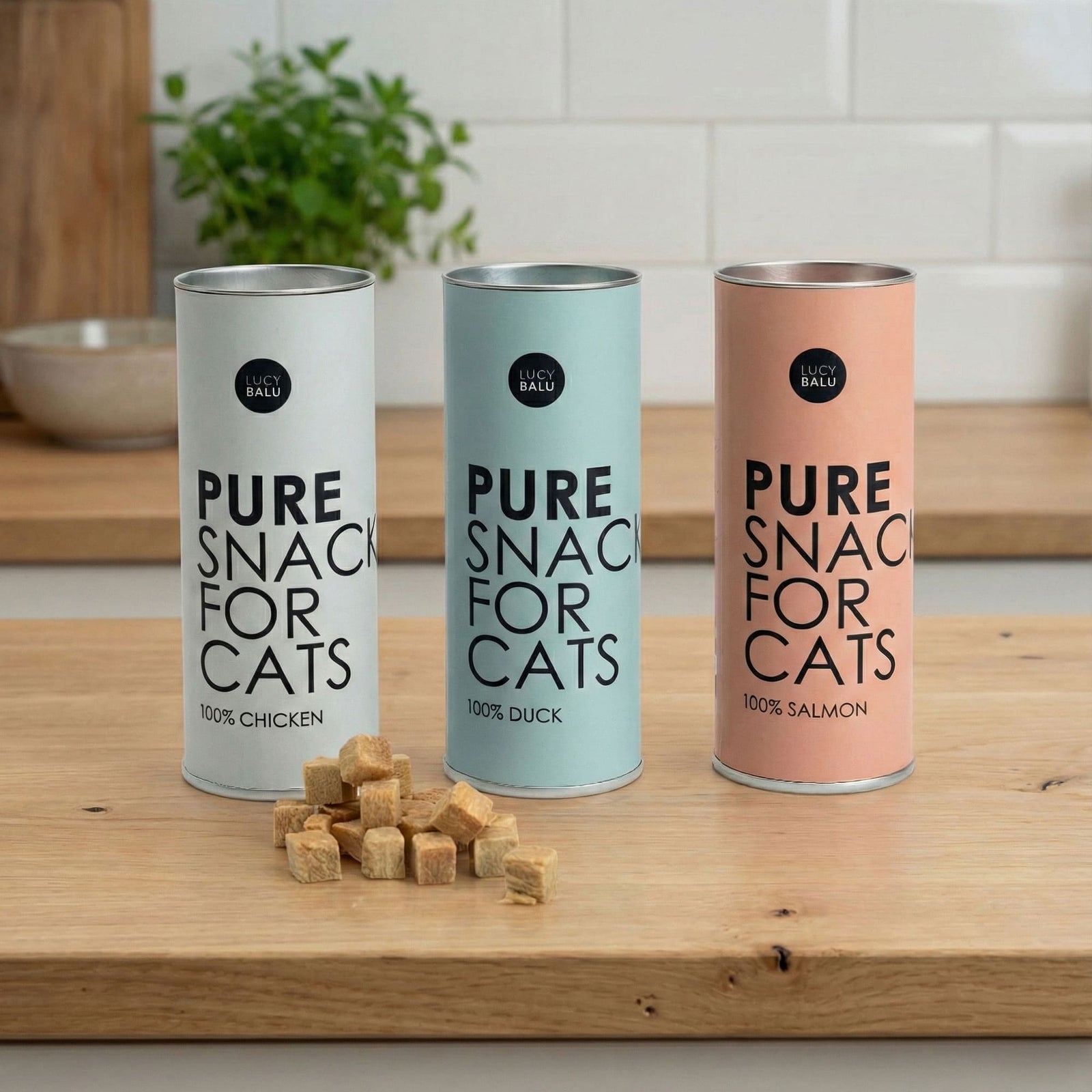 PURE Katzensnacks 3er Bundle – drei Dosen in Huhn, Ente und Lachs auf Holztisch