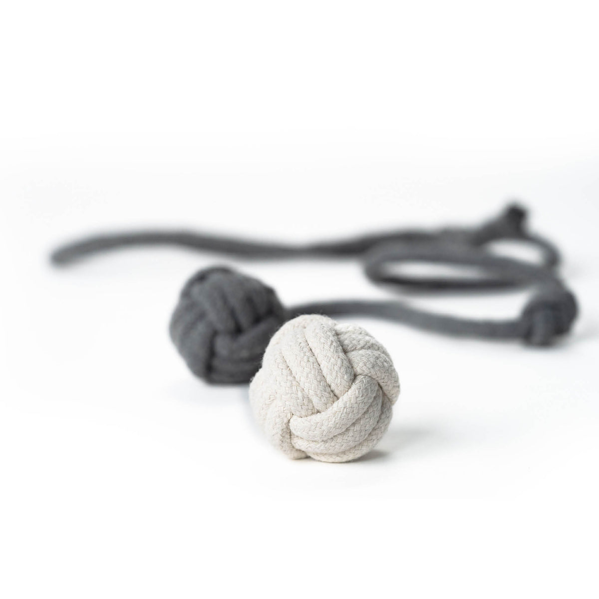 Palline in cotone KNOT BALLS in bianco e antracite con corda da lancio