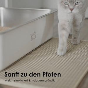 LOOMAT Streumatte in Sand: Sanft zu den Pfoten – weich strukturiert & trotzdem gründlich, weiße Katze läuft darüber