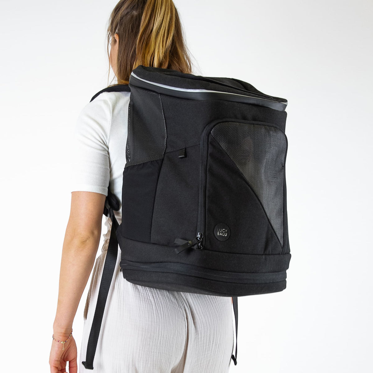 Sac à dos pour chat HOP-ON en anthracite, porté par une femme, photo en studio