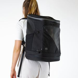 Sac à dos pour chat HOP-ON en anthracite, porté par une femme, photo en studio