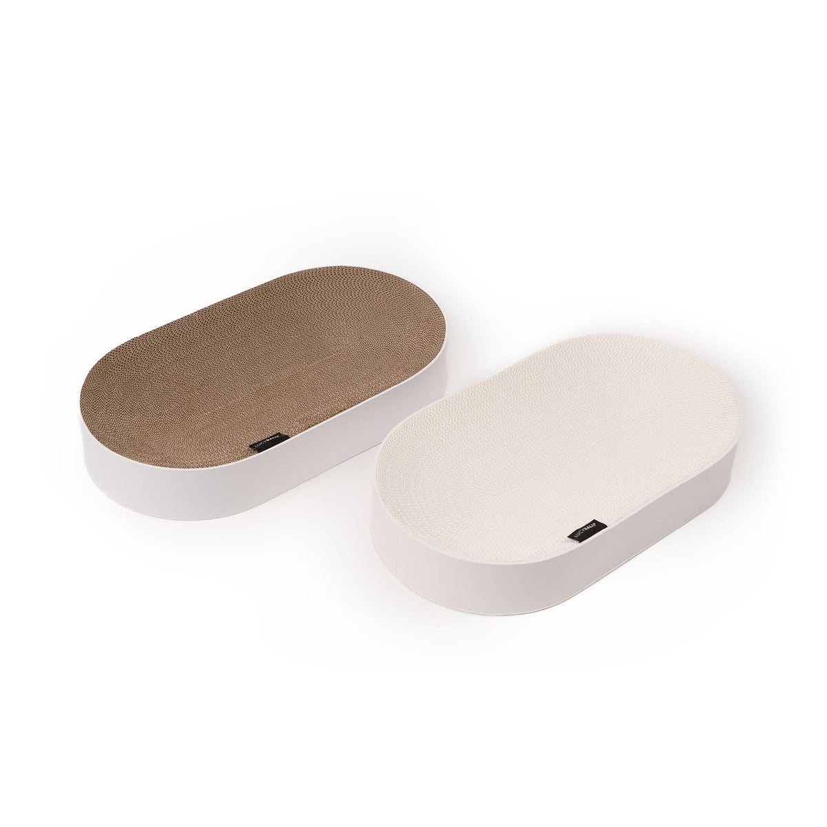 Comparaison des coloris du lit à griffer SCRATCHBED : naturel et blanc, surface à griffer en carton ondulé vue du dessus