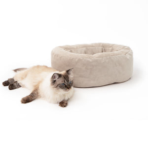 Cuccia per gatti DINGHY in sabbia, gatto sdraiato accanto, foto in studio