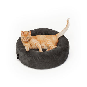 NEST Katzenbett in Anthrazit, rote Tigerkatze liegt darin und schaut aufmerksam zur Seite