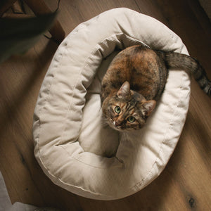 Cuccia per gatti DINGHY, gatto tigrato rannicchiato dentro, vista dall'alto