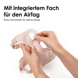 AirTag wird in integriertes Fach des EXPLORER Katzengeschirrs Hello Kitty Edition eingesetzt