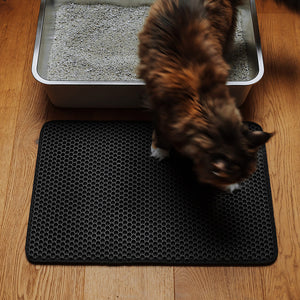 LOOMAT Streumatte in Anthrazit, Vogelperspektive: Katze springt aus der Toilette auf die Matte