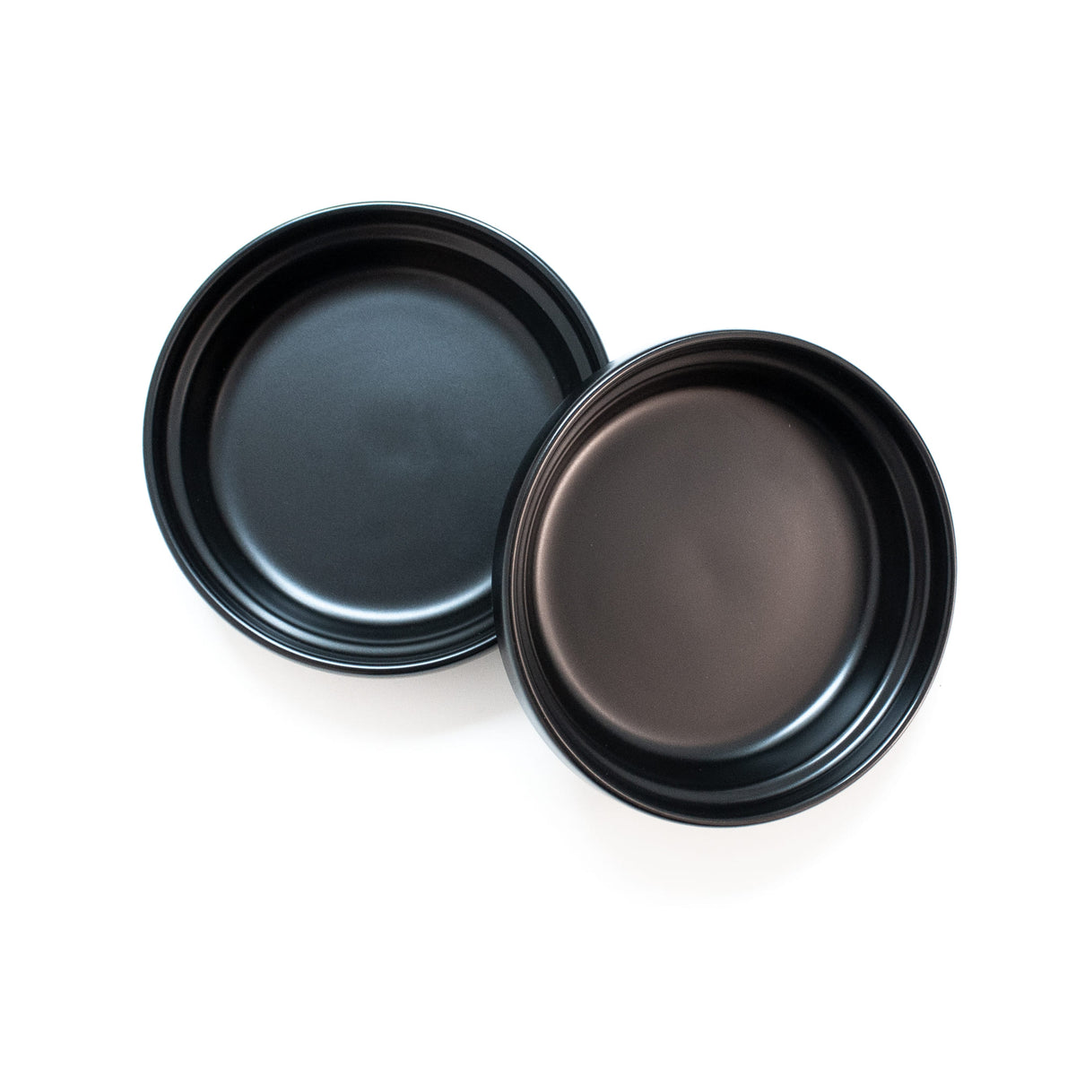 Bol en porcelaine BOWL en noir – deux bols sur photo produit détourée.
