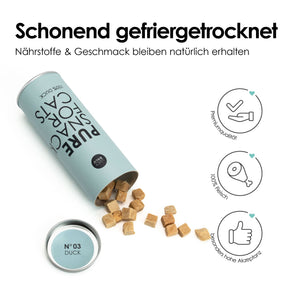 PURE Katzensnack Ente – umgekippte Dose mit gefriergetrockneten Häppchen